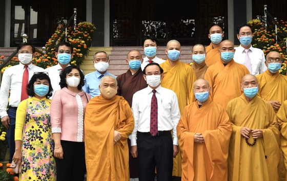 Bí thư Thành ủy TPHCM Nguyễn Văn Nên chúc Tết Văn phòng 2 Trung ương Giáo hội Phật giáo Việt Nam. Ảnh: VIỆT DŨNG