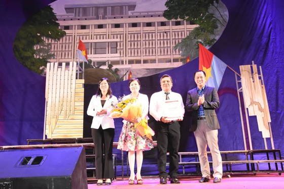 Công diễn vở cải lương "Thành phố buổi bình minh" ảnh 1
