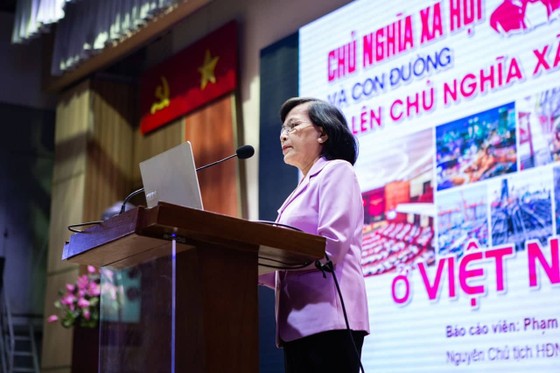 Nguyên Chủ tịch HĐND TPHCM Phạm Phương Thảo báo cáo tại hội nghị