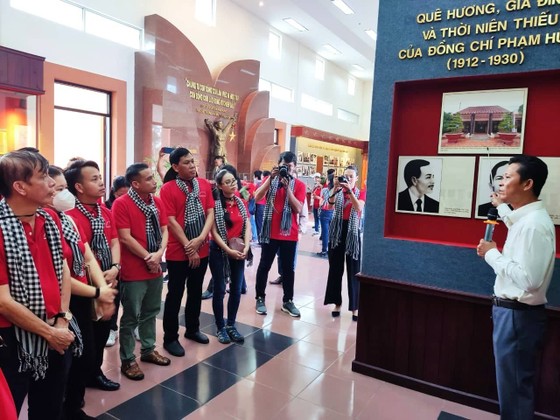 Đoàn cán bộ tuyên giáo, báo chí, xuất bản TPHCM tưởng niệm cố Thủ tướng Võ Văn Kiệt ảnh 4