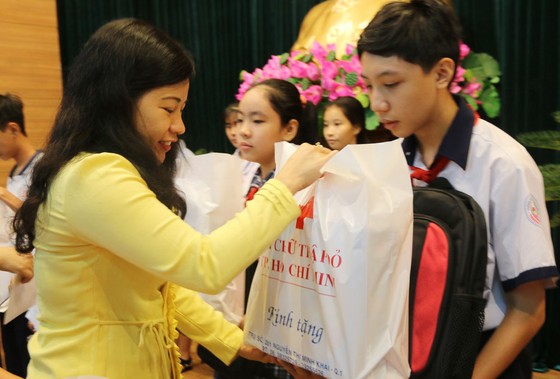 Trao “Trợ cấp học tập”, tặng học bổng cho 94 học sinh nghèo hiếu học ảnh 1