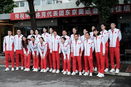 Các thành viên của đội bóng chuyền nữ Trung Quốc chụp ảnh lưu niệm trước khi sang Nhật thi đấu