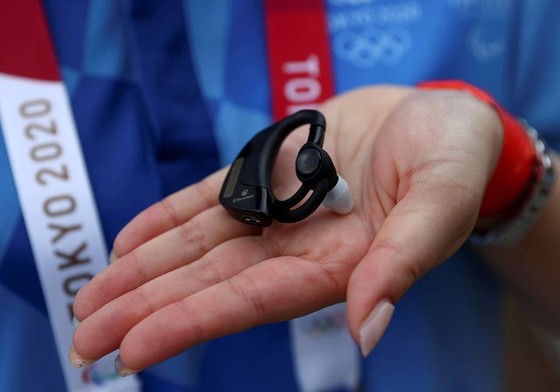 Chiếc tai nghe có thể theo dõi nhịp tim, nhiệt độ của người đeo và đưa ra cảnh báo nguy cơ sốc nhiệt ở Olympic Tokyo
