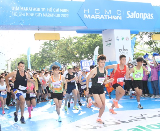 Các VĐV ở cự ly 5km bắt đầu đường đua tại Salonpas HCMC Marathon 2022. Ảnh: NGUYỄN ANH