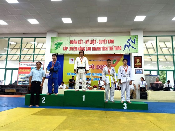 Các võ sĩ được trao huy chương tại giải judo người khiếm thị vô địch quốc gia 2022. Ảnh: NGUYỄN ANH