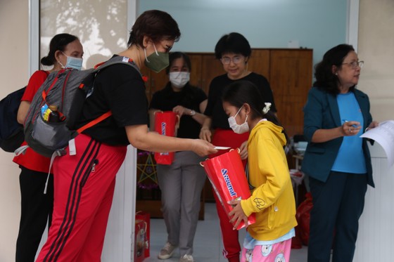 Thành viên CLB Thái Cực Đông Gia trao quà tặng đến các bệnh nhi tại Bệnh viện Nhi đồng 2