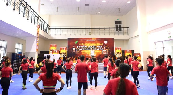 63 học viên tham dự khóa đào tạo nâng cao HLV aerobic fitness. Ảnh: NGUYỄN ANH