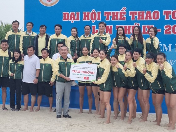 Giám đốc Sở VH-TT TPHCM Trần Thế Thuận, Trưởng đoàn thể thao TPHCM trao thưởng cho thành tích HCV của các VĐV bóng ném bãi biển
