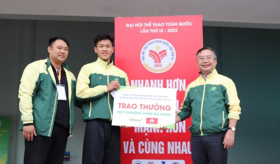 Trưởng đoàn thể thao TPHCM, Giám đốc Sở VH-TT TPHCM Trần Thế Thuận trao thưởng thành tích HCV pencak silat của Nguyễn Tấn Sang