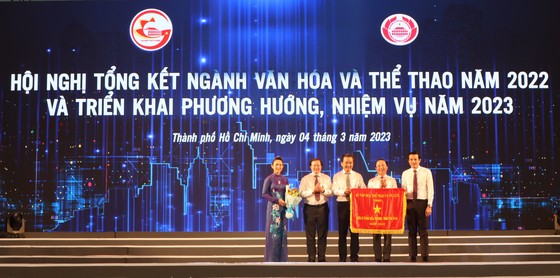 Thứ trưởng Bộ VH-TT-DL Tạ Quang Đông (thứ 2 từ trái sang) trao tặng Cờ thi đua cho đại diện Sở VH-TT TPHCM. Ảnh: THANH TÙNG