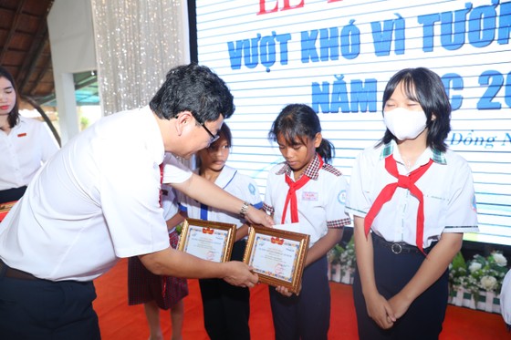 Báo Đồng Nai trao 50 suất học bổng cho học sinh nghèo vượt khó ảnh 1