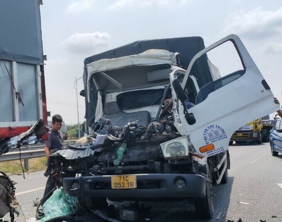 2 xe tải tông nhau trên cao tốc TPHCM- Long Thành- Dầu Giây, 1 người tử vong 