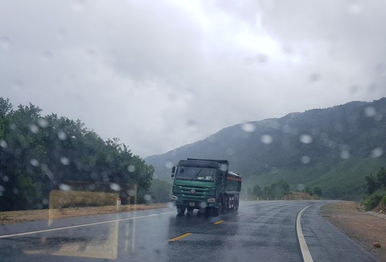 Né trạm thu phí, hàng trăm ô tô chạy vào cao tốc đang thi công ảnh 2 Né trạm thu phí, hàng trăm ô tô chạy vào cao tốc đang thi công ảnh 2