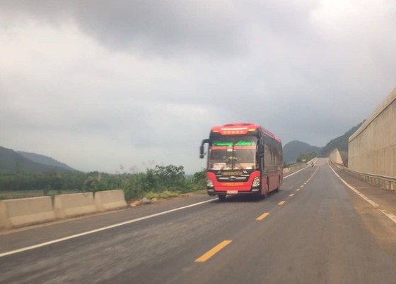 Né trạm thu phí, hàng trăm ô tô chạy vào cao tốc đang thi công ảnh 3 Né trạm thu phí, hàng trăm ô tô chạy vào cao tốc đang thi công ảnh 3