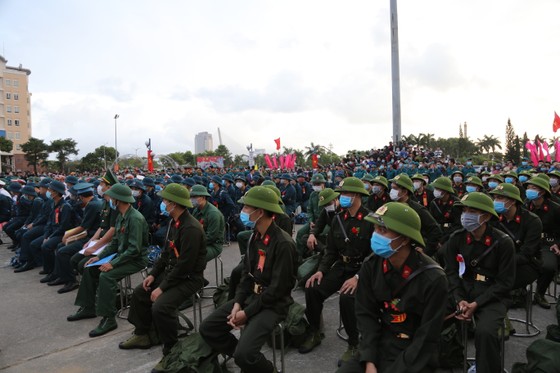 Hơn 1.000 thanh niên Đà Nẵng hăng hái lên đường nhập ngũ ảnh 1
