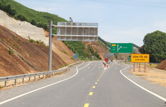 Gấp rút vận động người dân bàn giao mặt bằng để hoàn thiện cao tốc La Sơn – Túy Loan ảnh 1