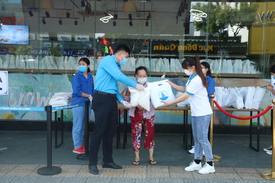 Trao tặng 2.800 suất nhu yếu phẩm cho người dân khó khăn tại Đà Nẵng ảnh 1