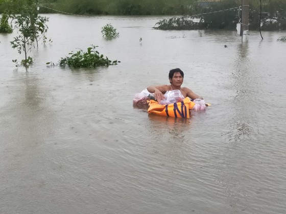 Quảng Bình: Huyện Lệ Thủy ngập sâu trong nước, người dân lên nóc nhà chờ cứu trợ ảnh 9 Quảng Bình: Huyện Lệ Thủy ngập sâu trong nước, người dân lên nóc nhà chờ cứu trợ ảnh 9