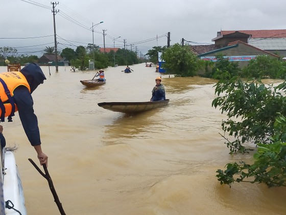 Quảng Bình: Huyện Lệ Thủy ngập sâu trong nước, người dân lên nóc nhà chờ cứu trợ ảnh 5 Quảng Bình: Huyện Lệ Thủy ngập sâu trong nước, người dân lên nóc nhà chờ cứu trợ ảnh 5