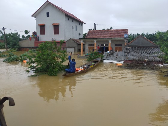 Quảng Bình: Huyện Lệ Thủy ngập sâu trong nước, người dân lên nóc nhà chờ cứu trợ ảnh 4 Quảng Bình: Huyện Lệ Thủy ngập sâu trong nước, người dân lên nóc nhà chờ cứu trợ ảnh 4