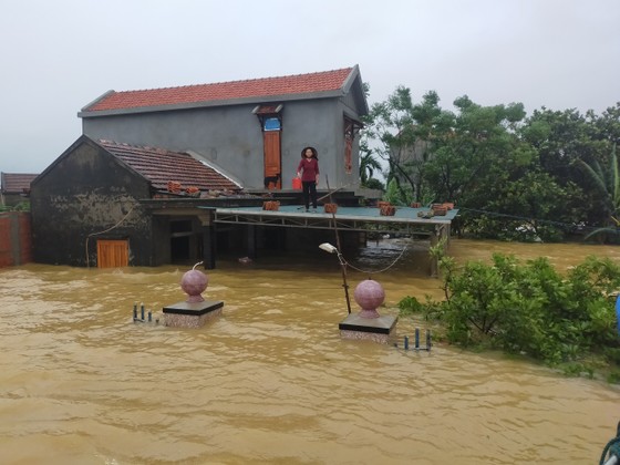 Quảng Bình: Huyện Lệ Thủy ngập sâu trong nước, người dân lên nóc nhà chờ cứu trợ ảnh 1 Quảng Bình: Huyện Lệ Thủy ngập sâu trong nước, người dân lên nóc nhà chờ cứu trợ ảnh 1