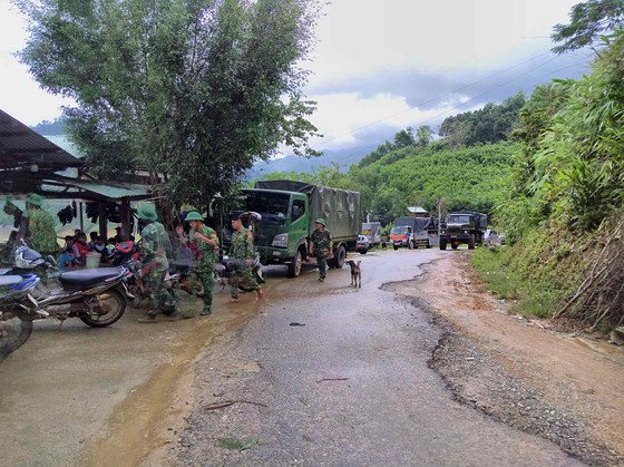 Trực thăng Mi-17 chuyển lương thực, thực phẩm tiếp tế cho người dân ở Phước Sơn (Quảng Nam) ảnh 26