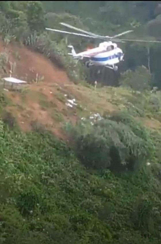 Trực thăng Mi-17 chuyển lương thực, thực phẩm tiếp tế cho người dân ở Phước Sơn (Quảng Nam) ảnh 19