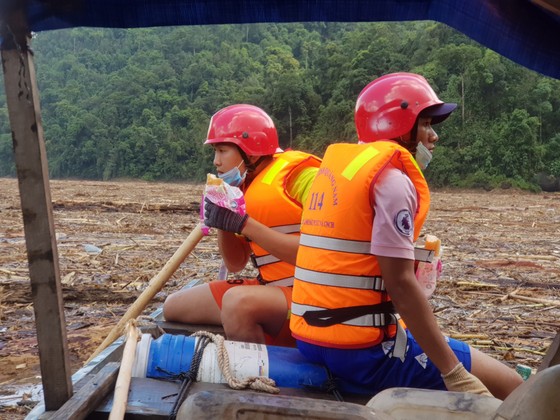Trực thăng Mi-17 chuyển lương thực, thực phẩm tiếp tế cho người dân ở Phước Sơn (Quảng Nam) ảnh 17