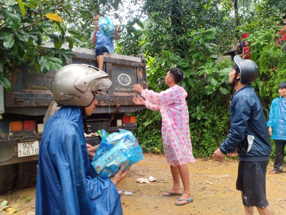 Quảng Nam hướng dẫn các tổ chức, cá nhân đến cứu trợ sau bão lũ ảnh 1