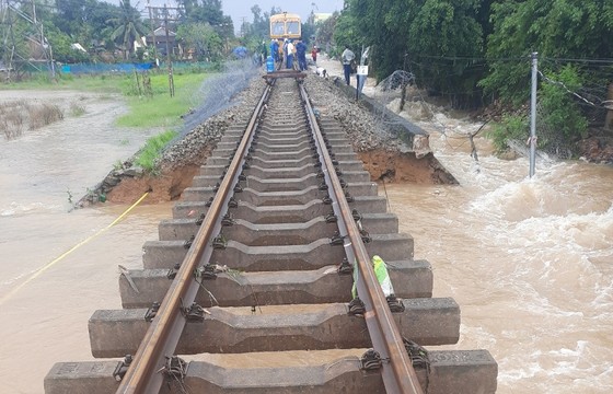 Tuyến đường sắt Bắc - Nam qua địa phận tỉnh Quảng Nam bị sạt lở, ngập nặng nhiều nơi