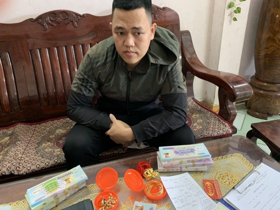 Bắt đối tượng dùng “tiền âm phủ” đi mua vàng rồi cướp ảnh 1 Bắt đối tượng dùng “tiền âm phủ” đi mua vàng rồi cướp ảnh 1