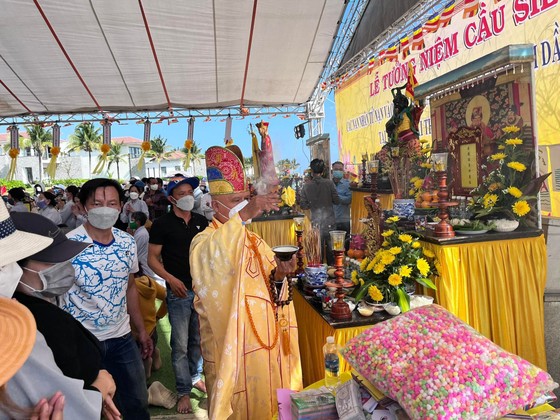 Hàng ngàn người dự lễ cầu siêu cho các nạn nhân vụ lật ca nô ở biển Cửa Đại ảnh 1