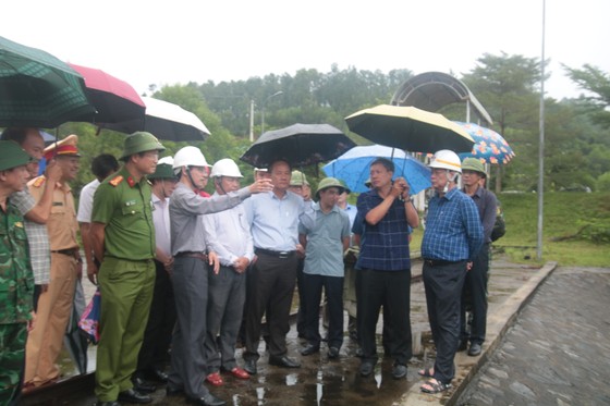 Bộ trưởng Bộ NN-PTNT kiểm tra công tác phòng tránh bão số 4 tại Quảng Nam ảnh 1