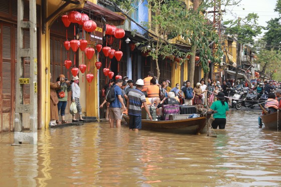 Phố cổ Hội An ngập, du khách lại thích thú ảnh 4