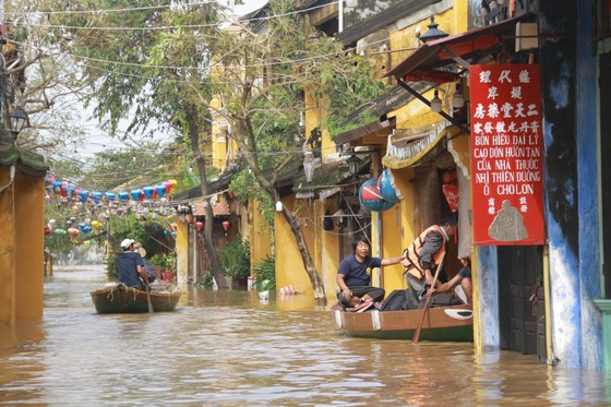 Phố cổ Hội An ngập, du khách lại thích thú ảnh 5