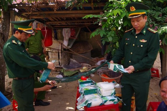 Phát hiện bao tải 20kg nghi ma túy trôi dạt trên biển ảnh 2