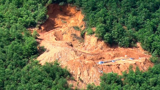 Quảng Nam: Nhiều đối tượng đào vàng trái phép tại Di tích danh thắng Thác Trắng ảnh 2
