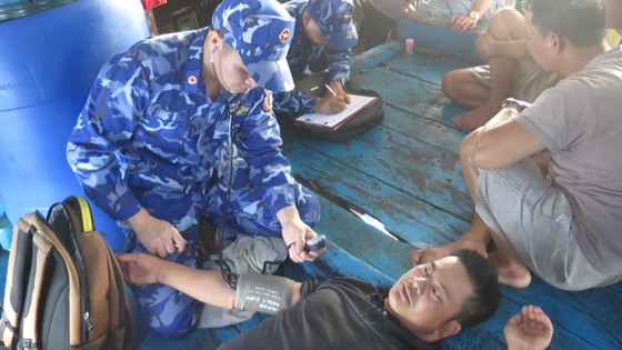 Lực lượng quân y kiểm tra sức khỏe các ngư dân gặp nạn trong vụ chìm tàu trên biển ảnh 1 Lực lượng quân y kiểm tra sức khỏe các ngư dân gặp nạn trong vụ chìm tàu trên biển ảnh 1