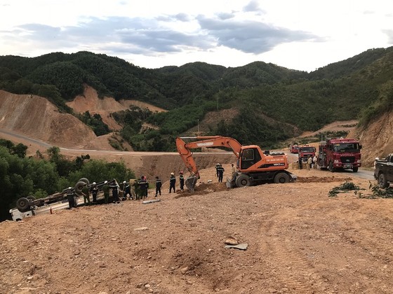 Quảng Trị: Xe tải chở gần 5 tấn thuốc nổ bị lật giữa đường núi ảnh 1