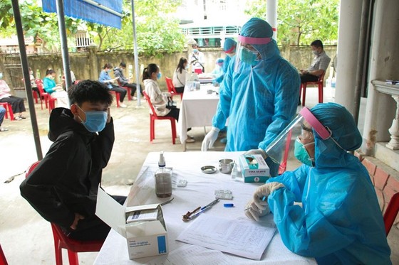 Cơ quan chức năng tỉnh Quảng Trị lấy mẫu xét nghiệm nhanh người về từ vùng có dịch