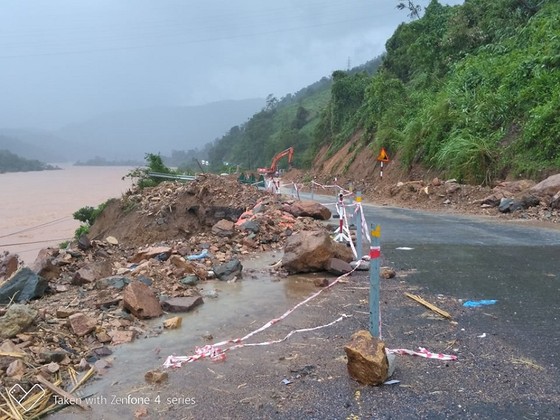 Nhiều đoạn trên tuyến Quốc lộ 9 (qua xã Đakrông, huyện Đakrông) bị sạt lở nghiêm trọng