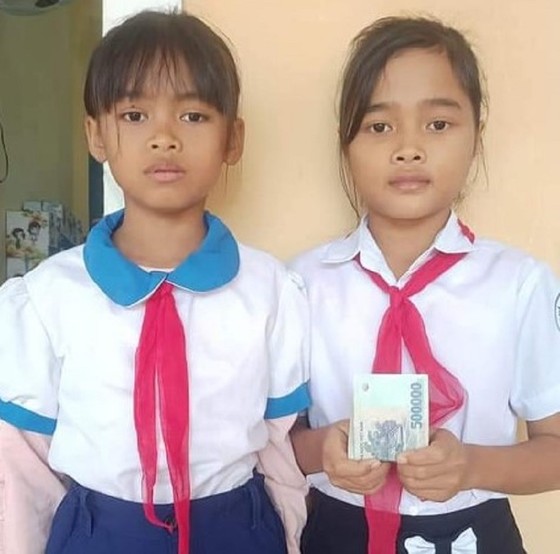 2 học sinh tìm người trả lại 5 triệu đồng phát hiện trong áo quần được tặng ảnh 1