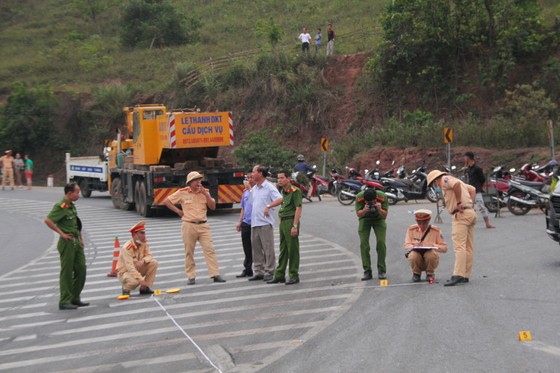 Xe đầu kéo mất lái gây tai nạn liên hoàn khiến nhiều người bị thương ảnh 3 Xe đầu kéo mất lái gây tai nạn liên hoàn khiến nhiều người bị thương ảnh 3