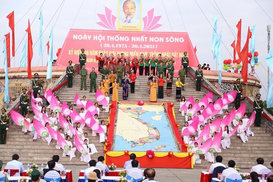 Trang trọng lễ thượng cờ thống nhất non sông ở đôi bờ Hiền Lương - Bến Hải ảnh 2
