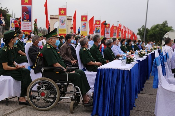 Trang trọng lễ thượng cờ thống nhất non sông ở đôi bờ Hiền Lương - Bến Hải ảnh 1
