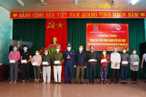 Bộ Tư lệnh Vùng Cảnh sát biển 2 thăm, tặng quà cho ngư dân khó khăn tỉnh Quảng Trị ảnh 1