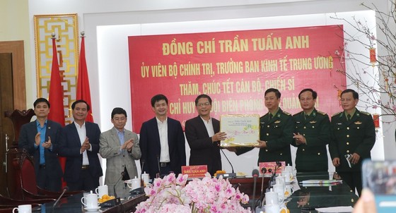 Trưởng ban Kinh tế Trung ương thăm, tặng quà và chúc tết các hộ nghèo ở Quảng Trị ảnh 2