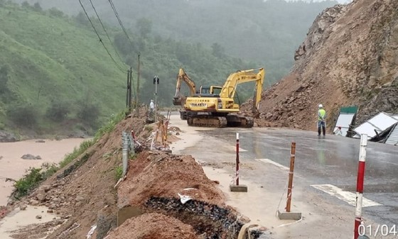 Quảng Trị: Nhiều tuyến giao thông ách tắc do mưa lớn, sạt lở ảnh 1 Quảng Trị: Nhiều tuyến giao thông ách tắc do mưa lớn, sạt lở ảnh 1