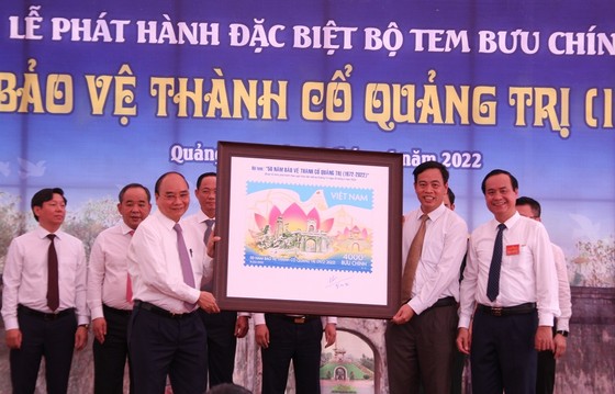 Chủ tịch nước ký, đóng dấu phát hành bộ tem “50 năm bảo vệ Thành Cổ Quảng Trị (1972 – 2022)” ảnh 1
