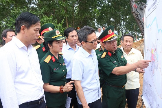Phó Thủ tướng Vũ Đức Đam dâng hương, tưởng niệm các anh hùng liệt sĩ tại Quảng Trị ảnh 3